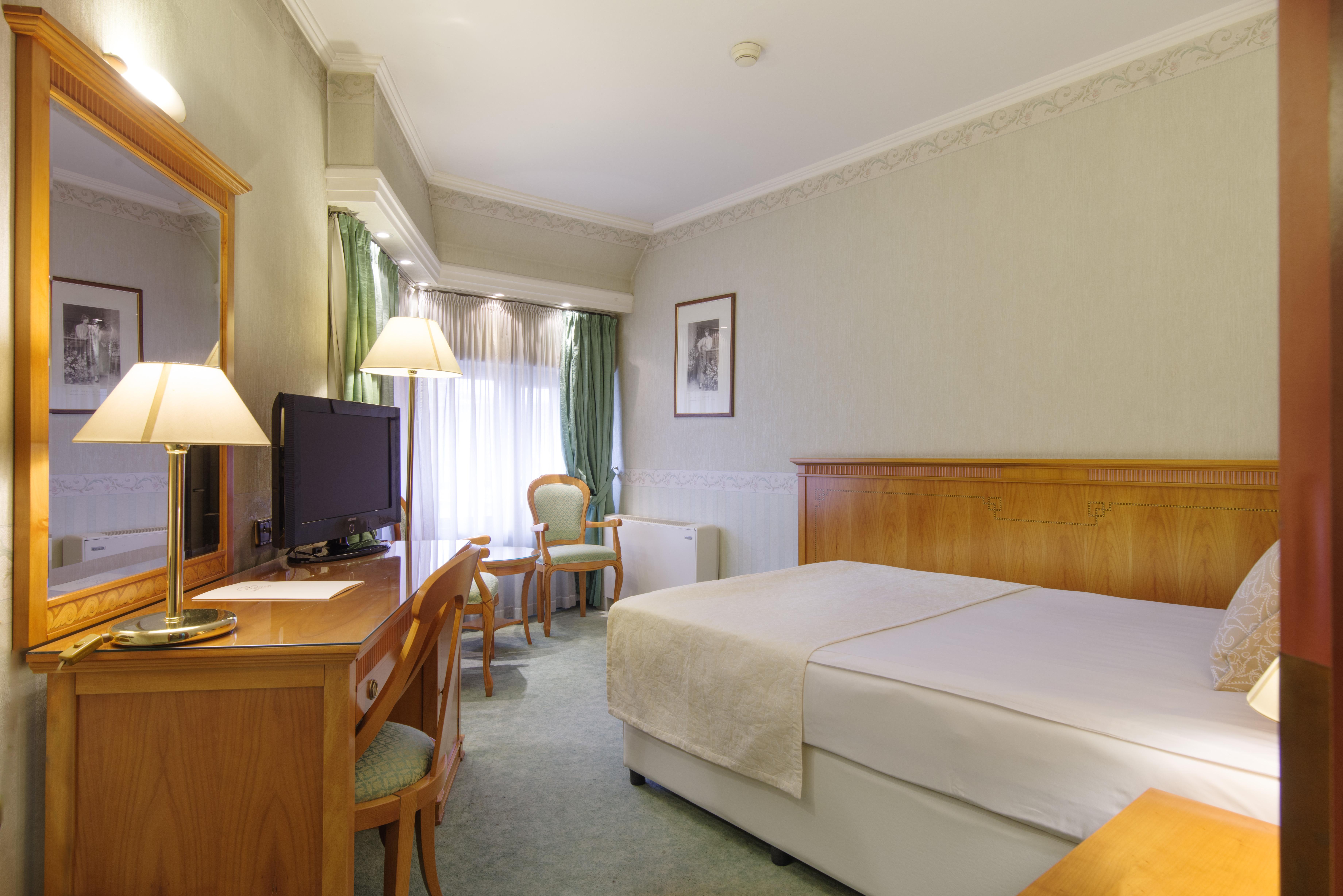 Hotel Downtown - Location In The Heart Of 4*